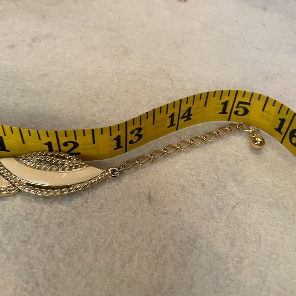 Trifari signed vintage gold-tone and cream enamel textured leaves choker - Picture 7 of 7